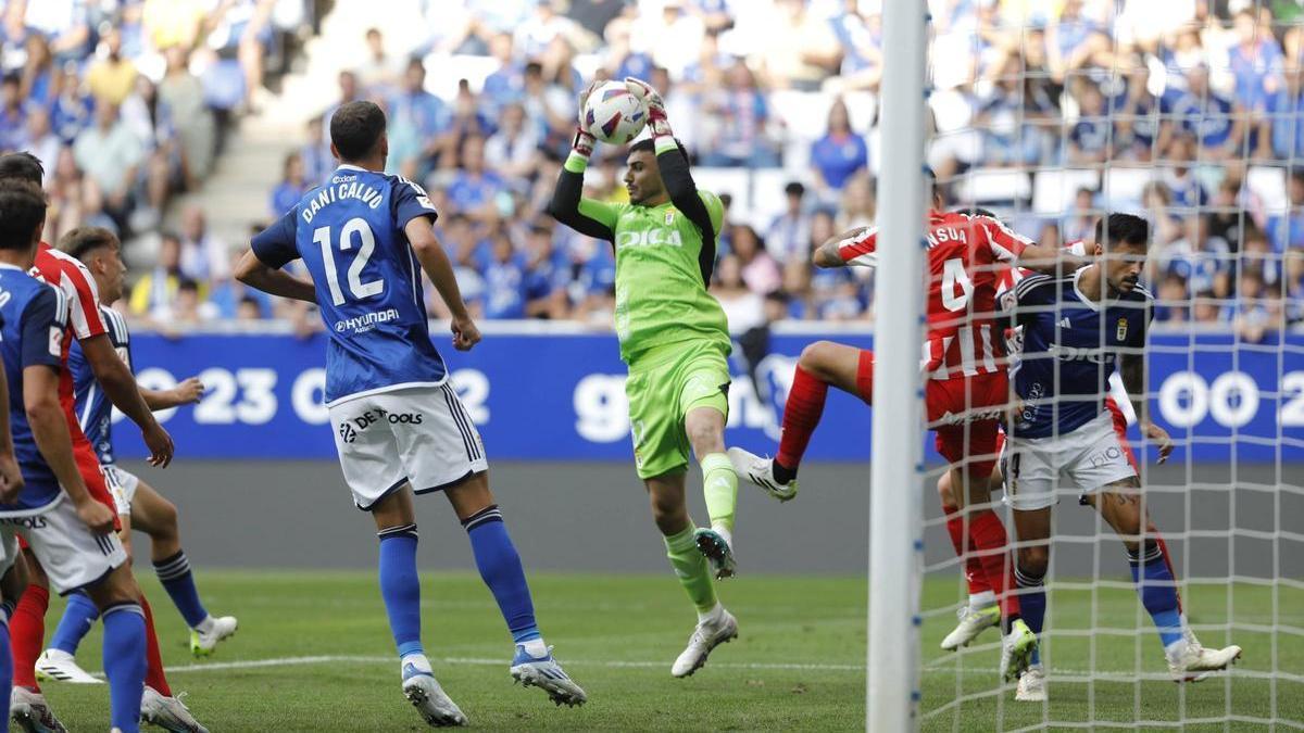 Leo Román atrapa un balón durante un partido de esta temporada con el Oviedo ante el Sporting de Gijón.