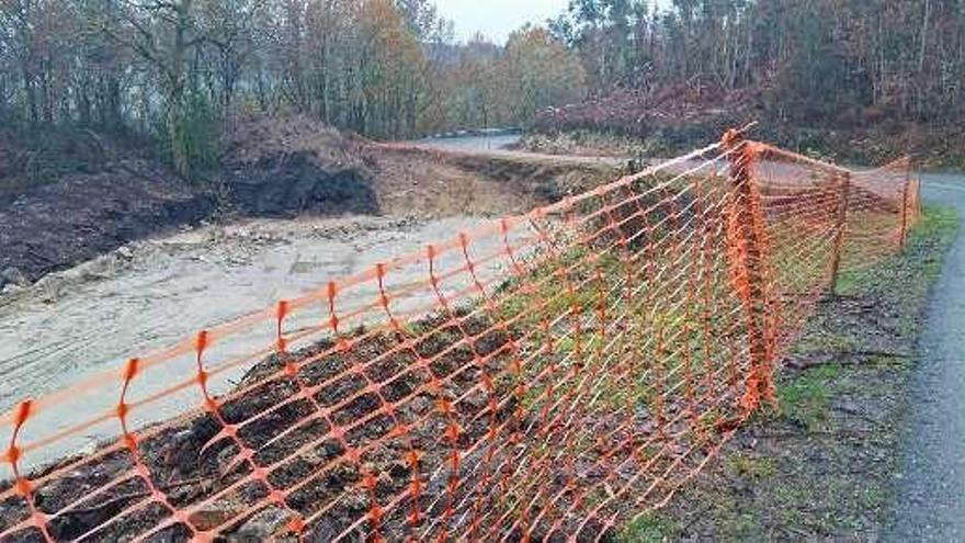 Obras iniciadas en la carretera PO-230. // Faro