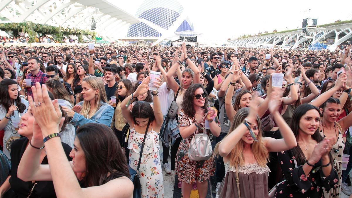 Asistentes a uno de los festivales en La Ciutat de les Arts.