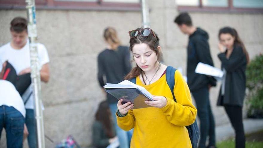 Una estudiante en el campus de Elviña de A Coruña.