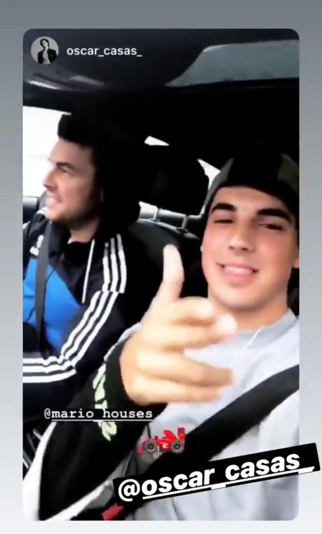 Mario Casas y Óscar Casas en el coche