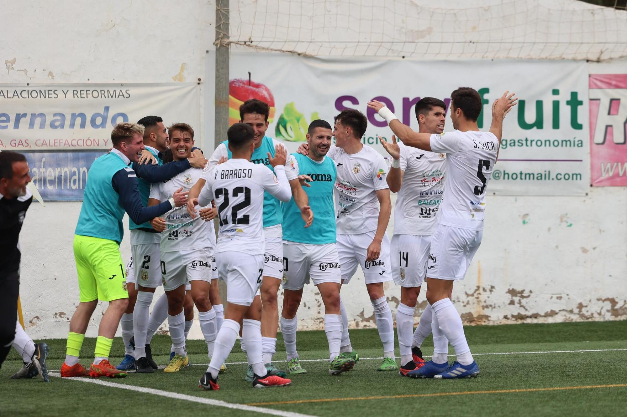 Los jugadores de la Peña Deportiva celebran el último gol del partido