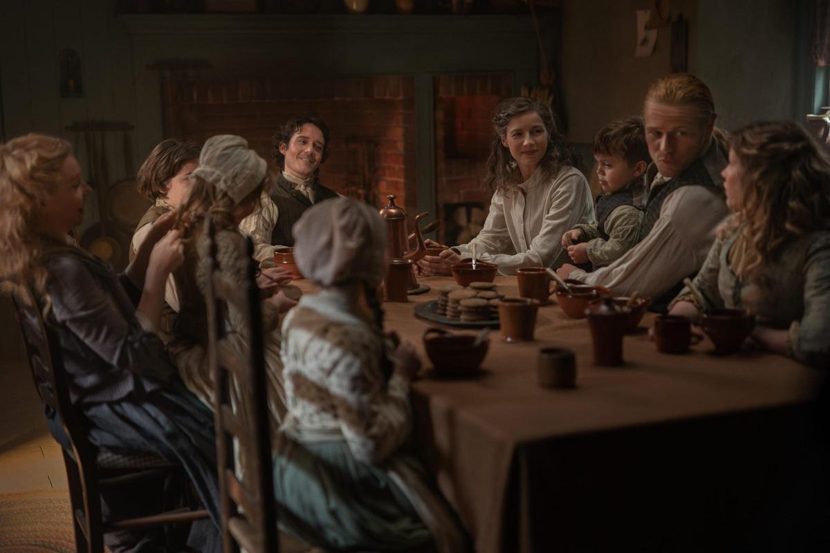 Frame de la octava temporada de Outlander.