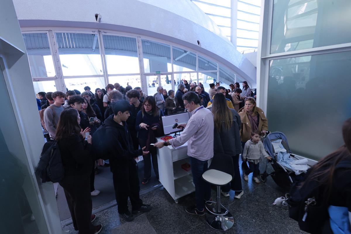 Valencianos, turistas y falleros visitan desde primera hora la Exposición del Ninot.