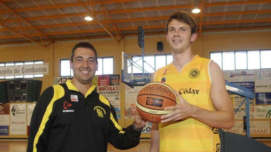 El técnico junto a Max Hopfgartner en el acto que sirvió de presentación oficial de ambos en O Pombal. // Noé Parga