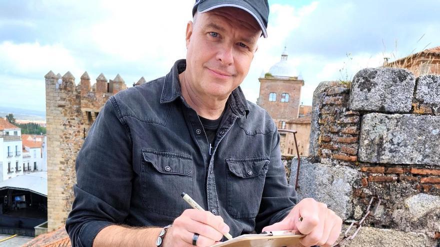 Julián González de la Montaña, pintor y creador de la serie Azul, voz del dibujo urbano en Cáceres