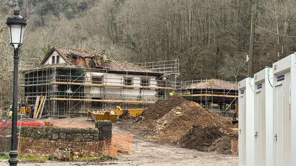 La casona y el hórreo de Les Llanes, en obras.