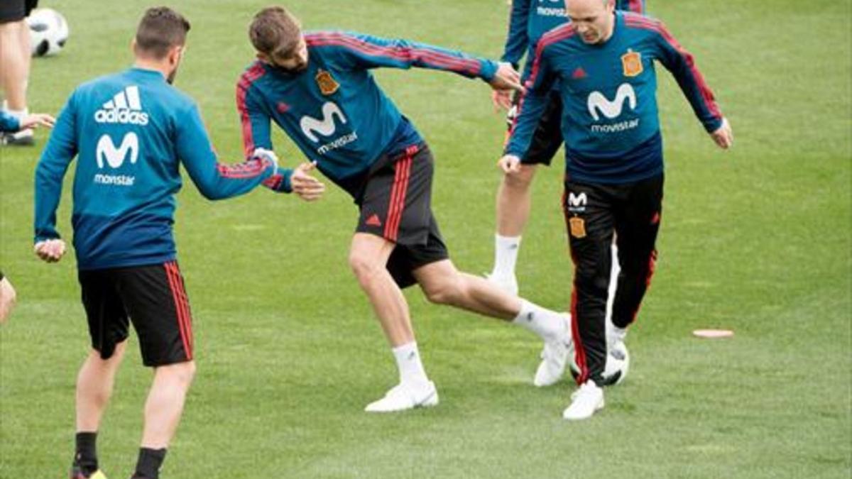 Piqué e Iniesta, en un entreno de 'la Roja'.