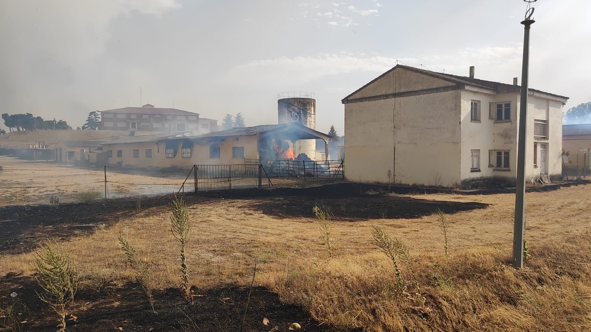 El incendio llega a la nave de Aszal de burros zamorano-leoneses