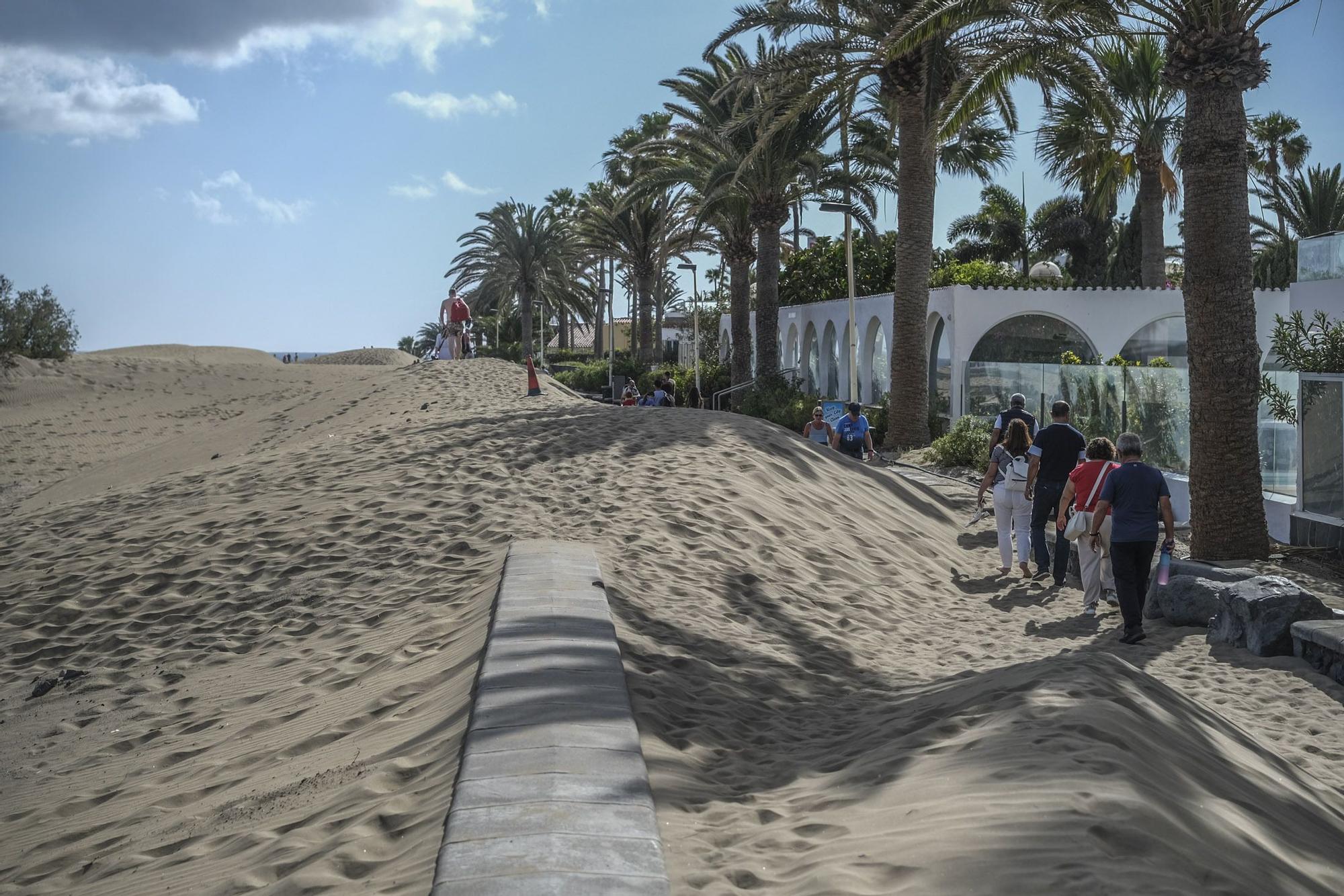 Las dunas de Maspalomas 'se comen' el paseo de Playa del Inglés