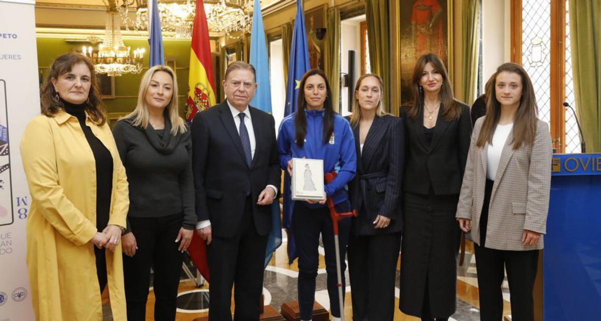 Por la izquierda, María Velasco, Gabriela Martínez, Alfredo Canteli, Ana Buceta, María Suárez, Leticia González y Andrea Suárez. | FERNANDO RODRÍGUEZ