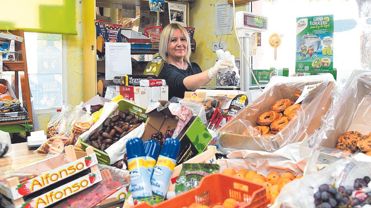 María Jesús Campos, en su frutería de Guadalupe que abrió hace ahora 18 años.
