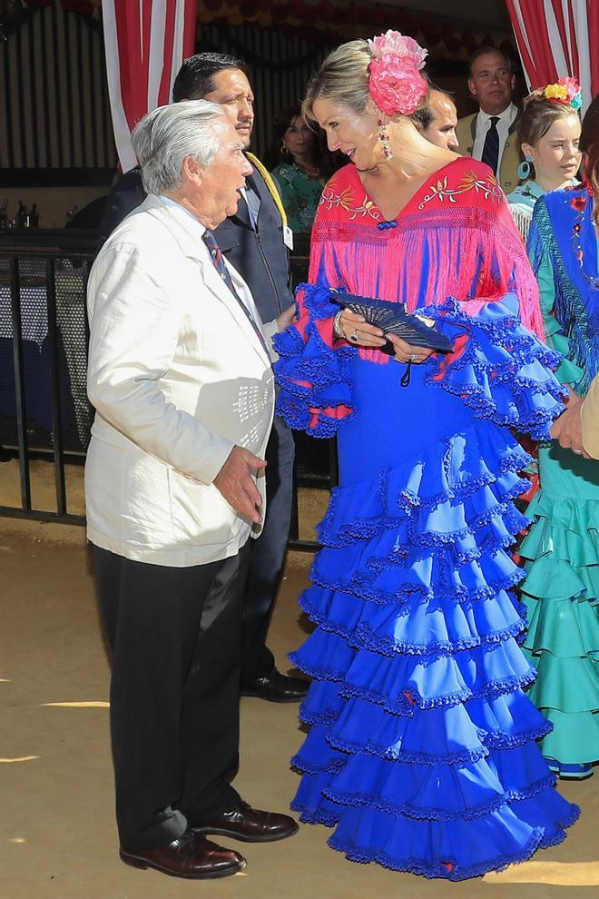 Máxima de Holanda con vestido de flamenca en color azul en la Feria de Abril de Sevilla
