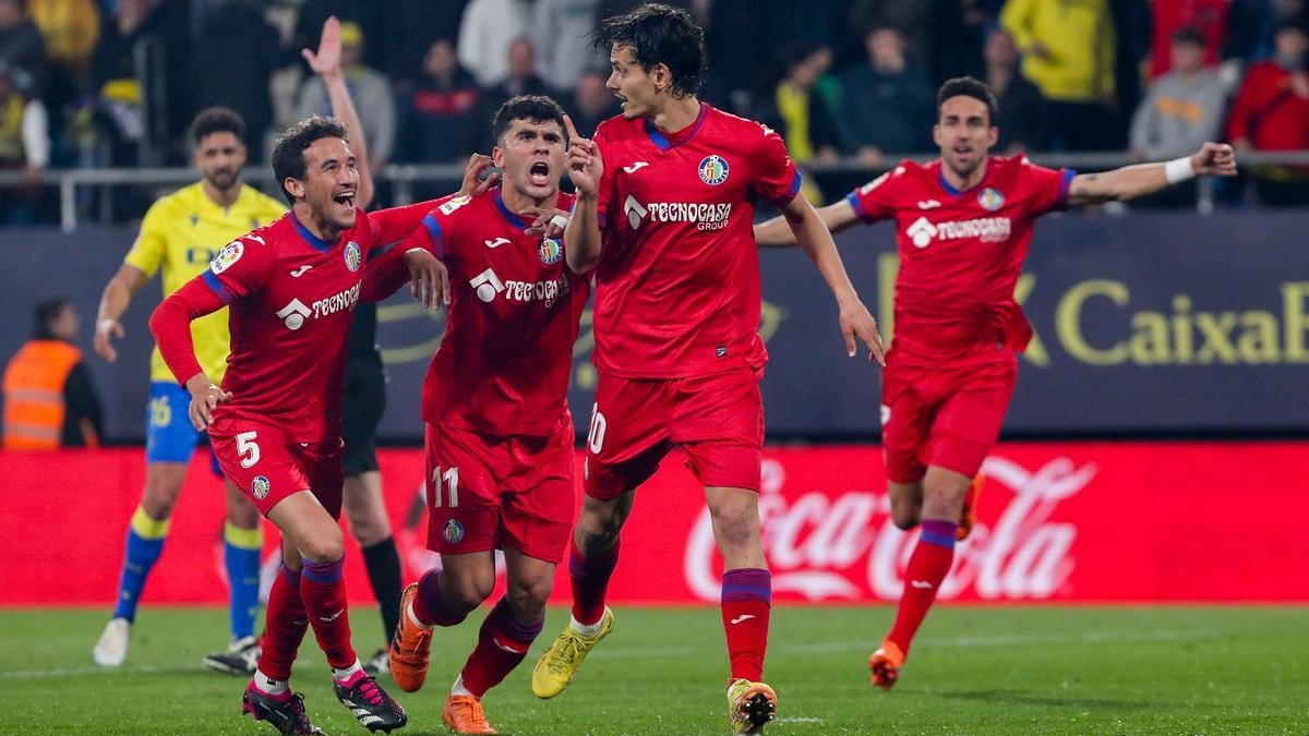 Enes Ünal celebra uno de sus goles en el Cádiz - Getafe