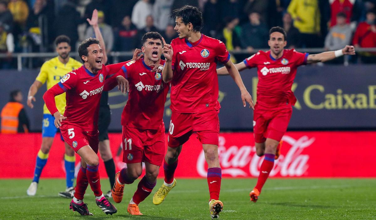 Enes Ünal celebra uno de sus goles en el Cádiz - Getafe