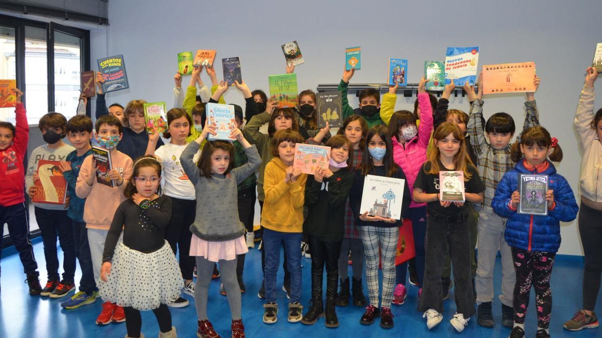 Alumnos de la Escuela de Música Miguel Barrosa de Carreño, con los libros que eligieron para desarrollar el proyecto. |  B. G.