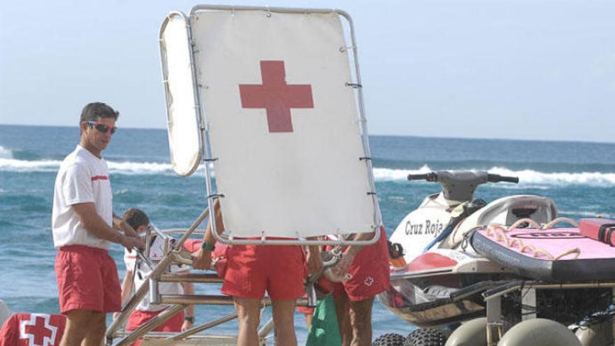 La Cruz Roja en la playa de Las Canteras.