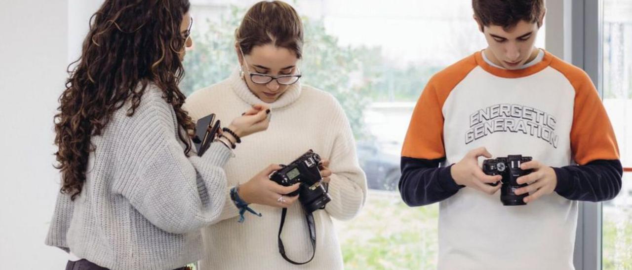 Una actividad fotográfica en la Escola Caliveras de Vilanova.