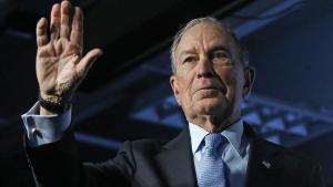 El candidato presidencial demócrata y exalcalde de la ciudad de Nueva York, Mike Bloomberg, saluda en un acto de campaña en Salt Lake City (Utah), el jueves