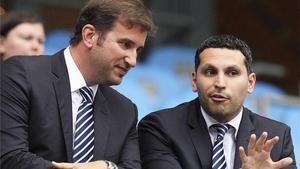 El propietario del Manchester City, Khaldoon Al Mubarak, junto a Ferrán Soriano
