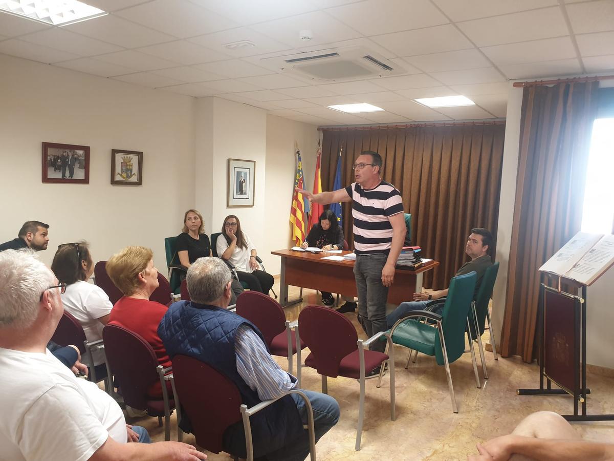 El concejal Rafael Enrique Mafé responde a uno de los vecinos.