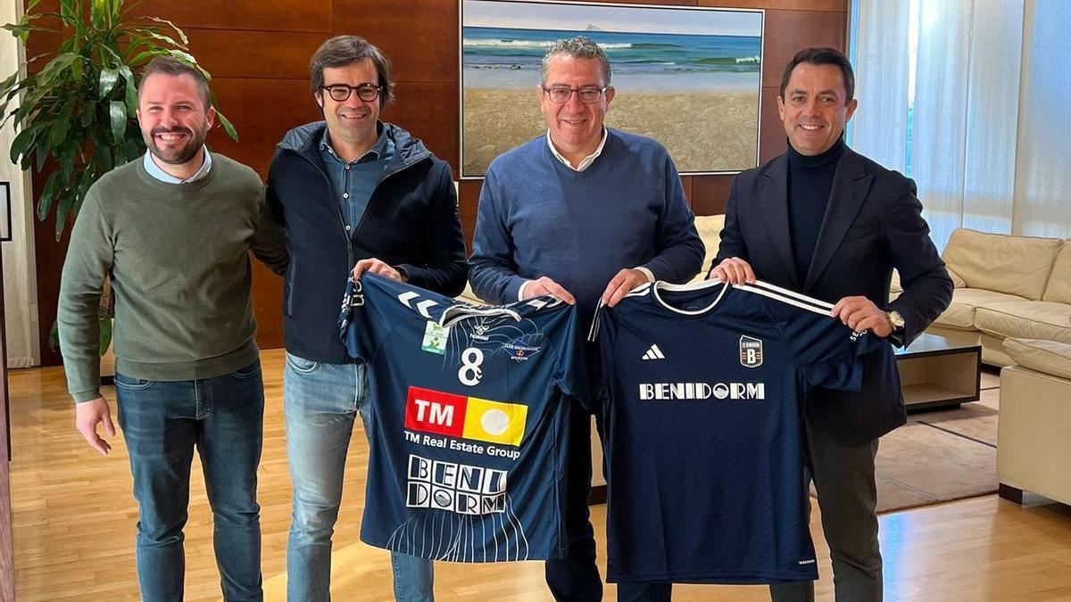 Javier Jordá, Jacobo Balongo, Toni Pérez y Jordi Bruixola posan tras llegar al acuerdo alcanzado
