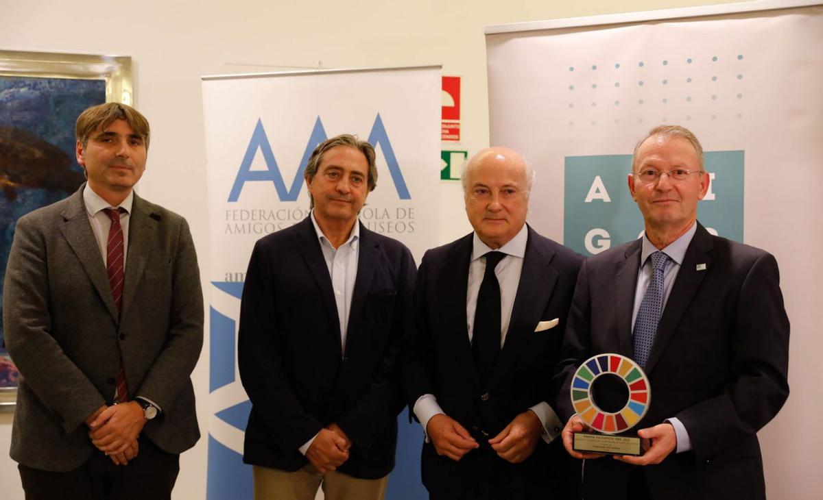 Por la izquierda, Alfonso Palacio –director del Museo de Bellas Artes de Asturias–, Rafael Mesa, Pedro Tomey y Alfonso Martínez, con la estatuilla del premio en las manos.