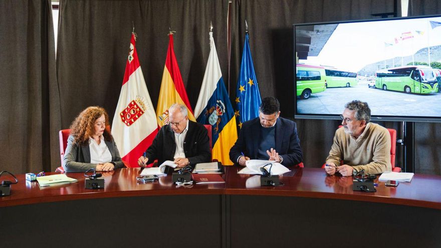 Acto de firma del procedimiento de adjudicación y suministro de 12 nuevas guaguas.