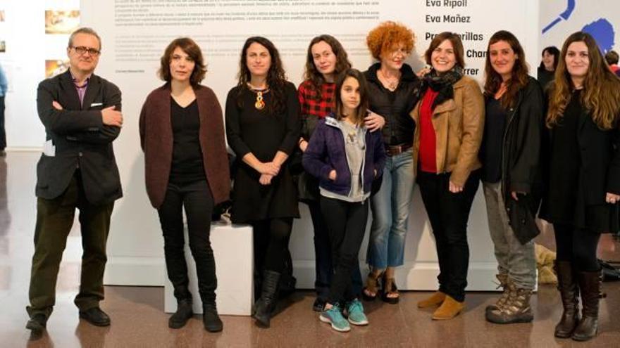 Los ediles de Cultura e Igualdad, con integrantes del colectivo de fotógrafas.