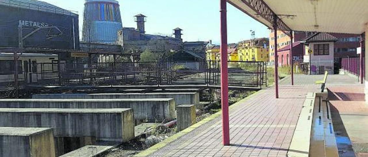 Imagen tomada desde la actual estación de Feve de La Felguera, con el acceso al tramo soterrado a la izquierda.