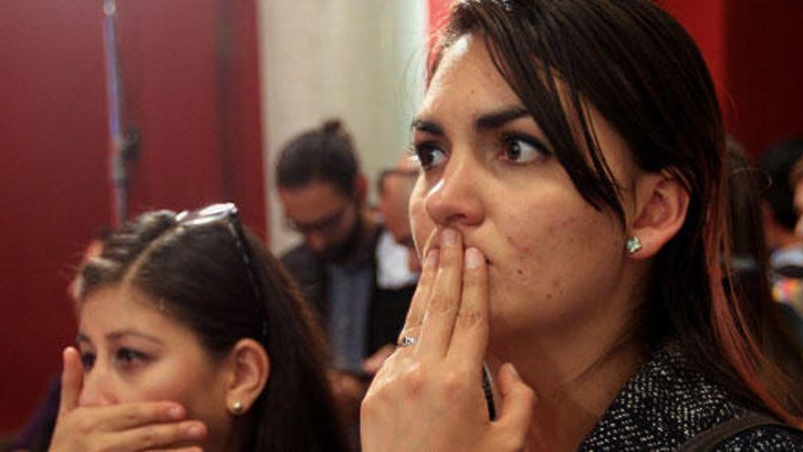 Dos mujeres partidiarias del &#039;Sí&#039; escuchan los resultados.