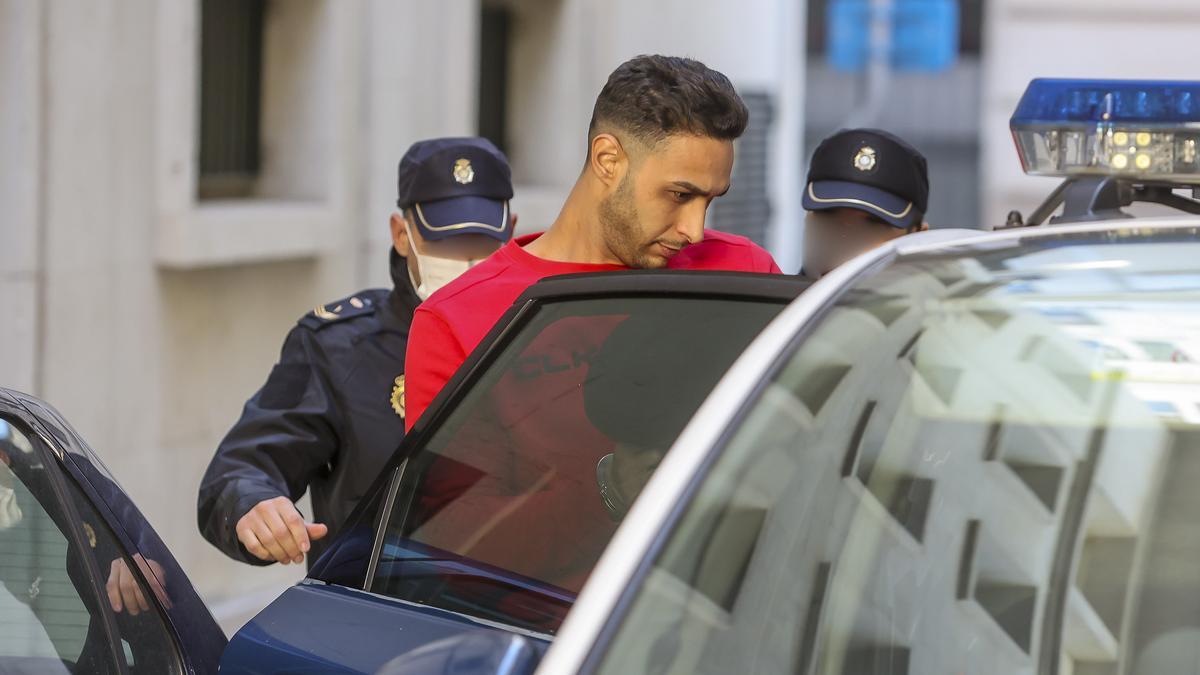 El acusado sale de la Audiencia tras el juicio celebrado en la Audiencia Provincial.