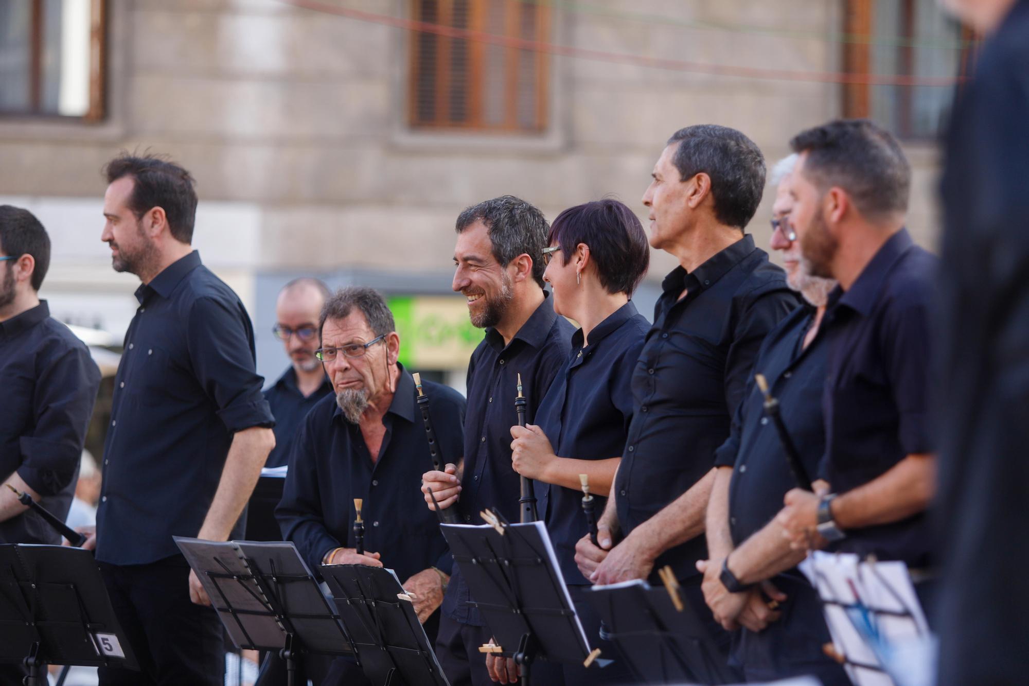 Sábado de Corpus: ambiente en la plaza, balcones y adornos florales