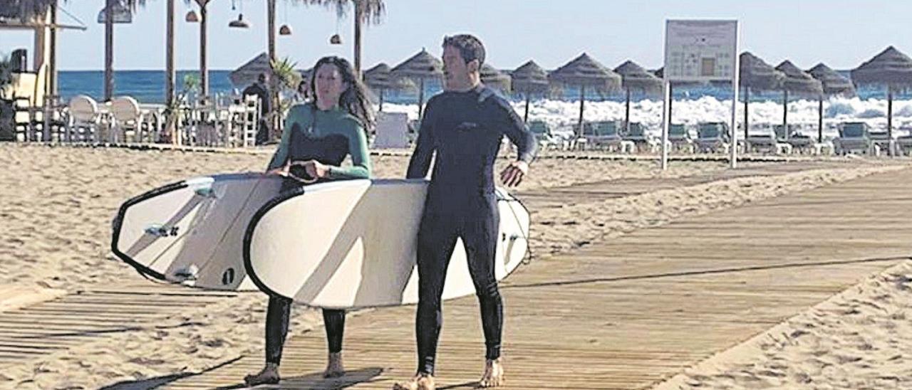 Una pareja de surfistas.