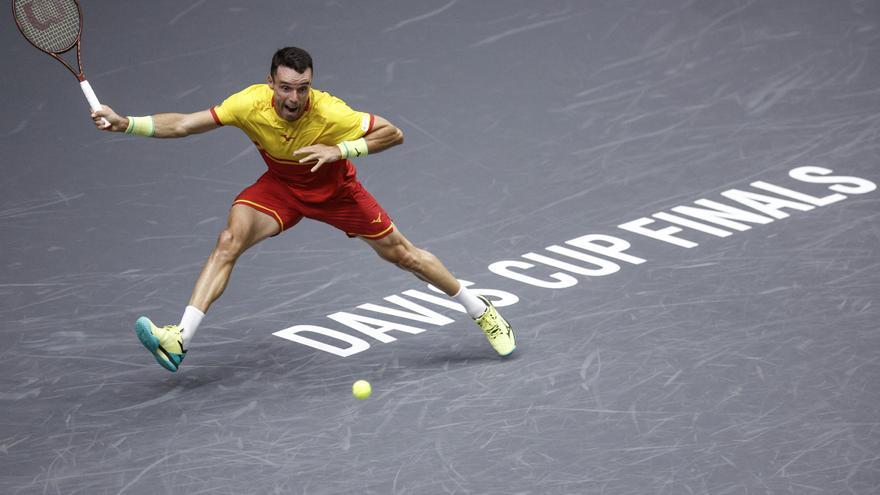 Roberto Bautista remonta ante Arthur Fils y da el primer punto a España ante Francia