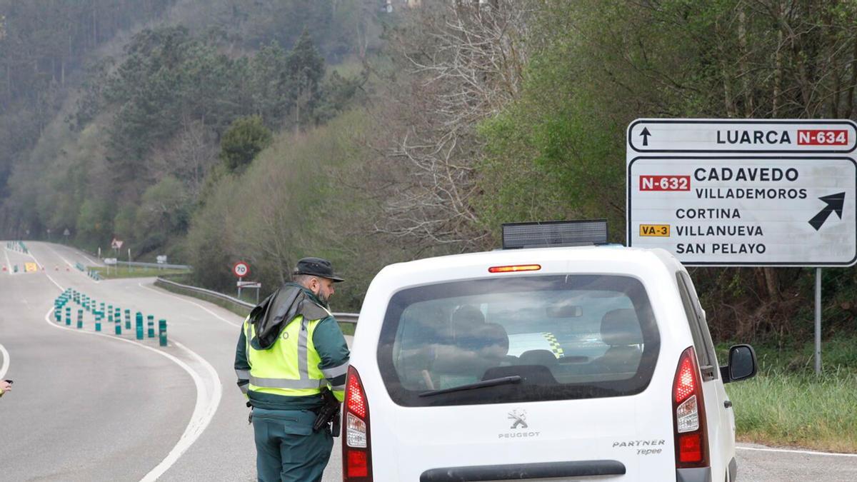 Multado con 200 euros por no llevar la señal V-25 tras aprobarse el mismo día que la baliza V-16: la Guardia Civil está vigilando a los conductores