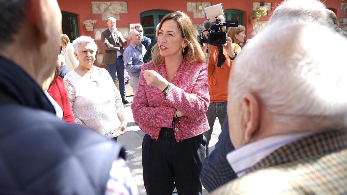 La alcaldesa de Zaragoza, Natalia Chueca, visita el centro de mayores de Las Fuentes.
