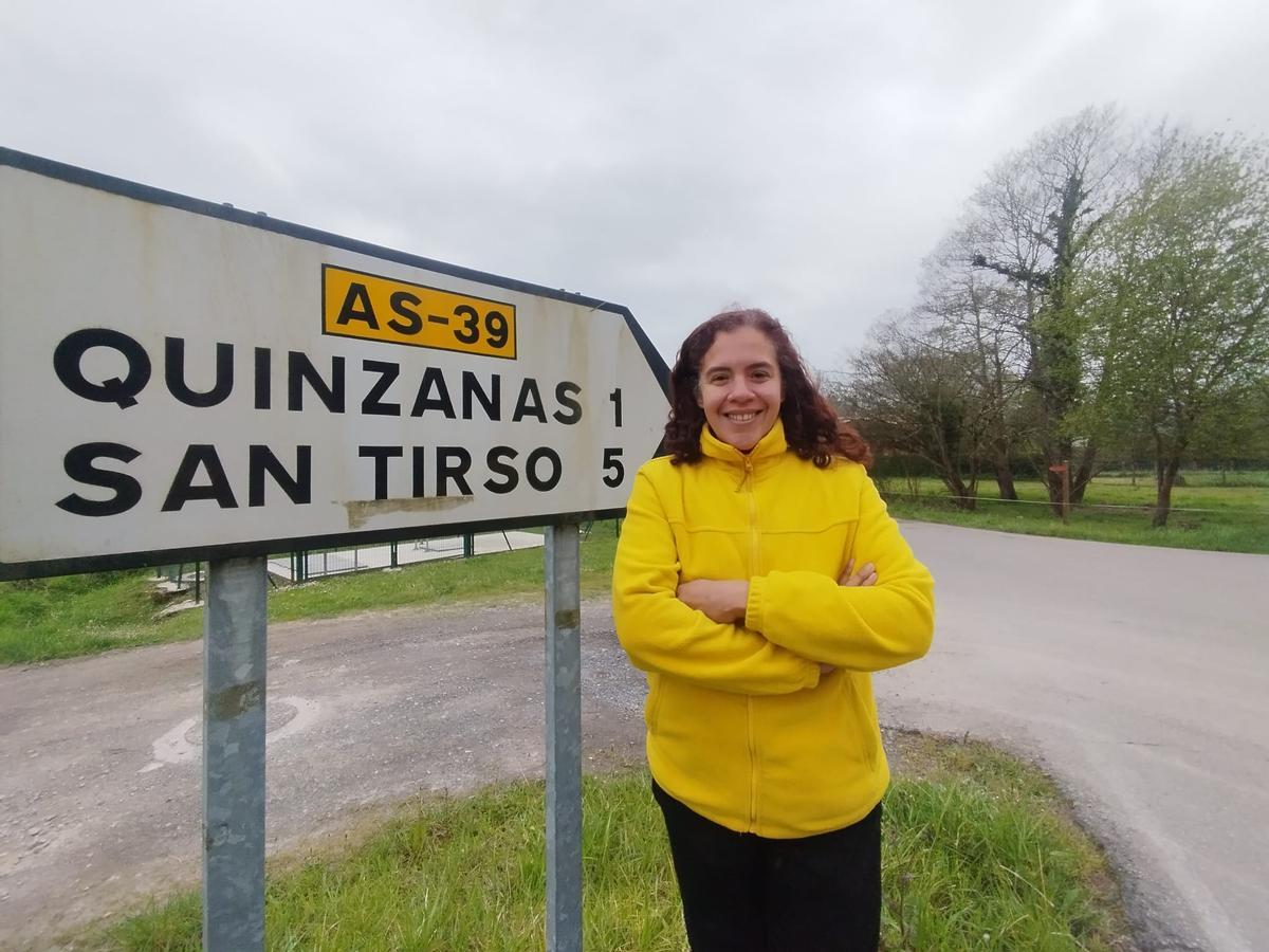 Beatriz Natali Rivas Vargas, en la entrada del pueblo de Quinzanas.