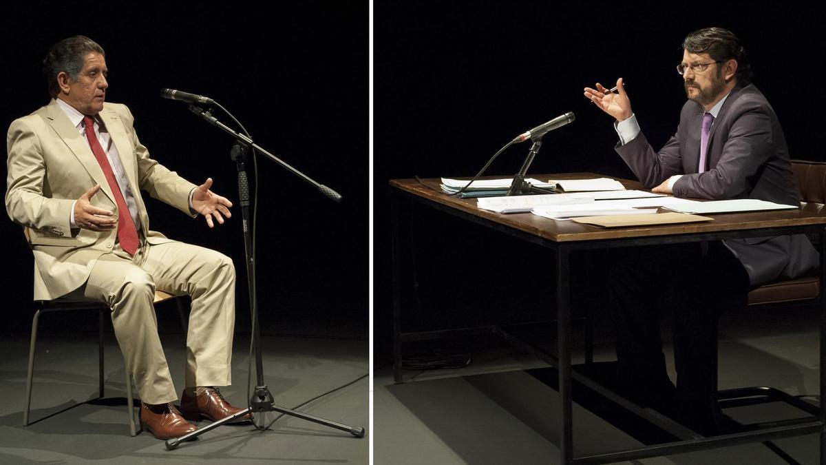 Los actores Pedro Casablanc (izda.) y Manolo Solo, en un momento de la obra de teatro 'Ruz/Barcenas'', estrenada en el Teatro del Barrio.