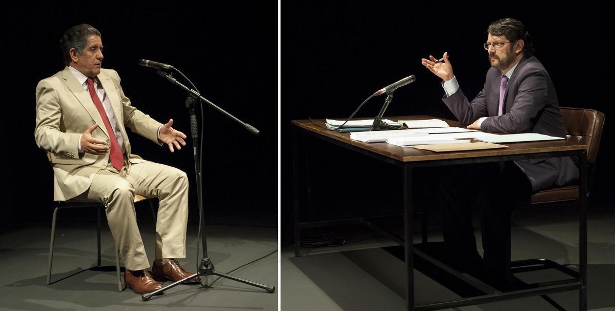 Los actores Pedro Casablanc (izda.) y Manolo Solo, en un momento de la obra de teatro 'Ruz/Barcenas'', estrenada en el Teatro del Barrio.