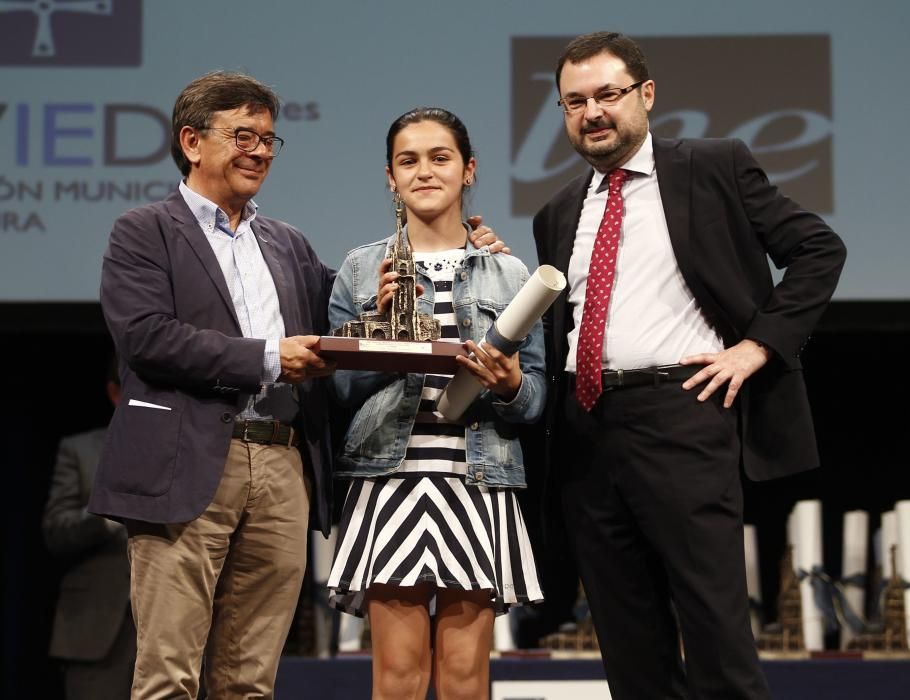 Ceremonia de entrega de los premios del XXIV concurso y muestra del Folclore Ciudad de Oviedo