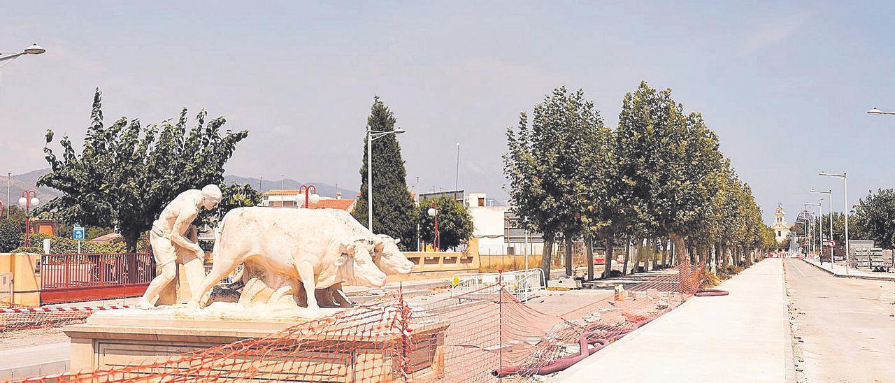 La escultura realizada por Adsuara, en el centro del nuevo paseo que ha remodelado el Ayuntamiento.