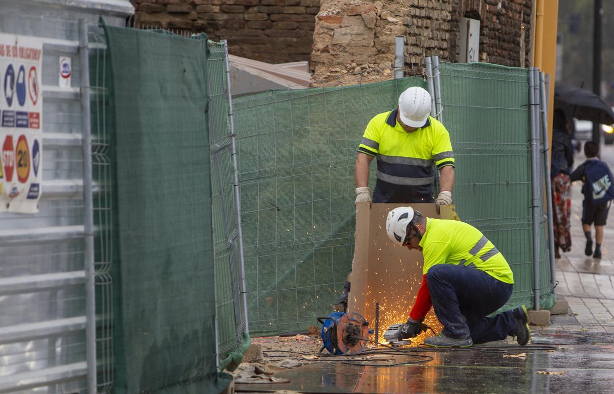 Operarios trabajan en una obra en Zaragoza. EFE/ Javier Belver