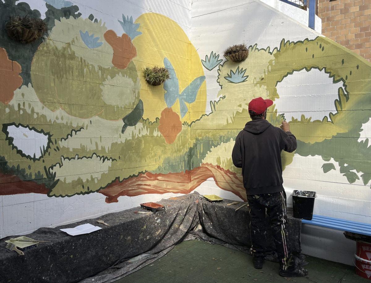 Uno de los estudiantes, en la elaboración del mural.