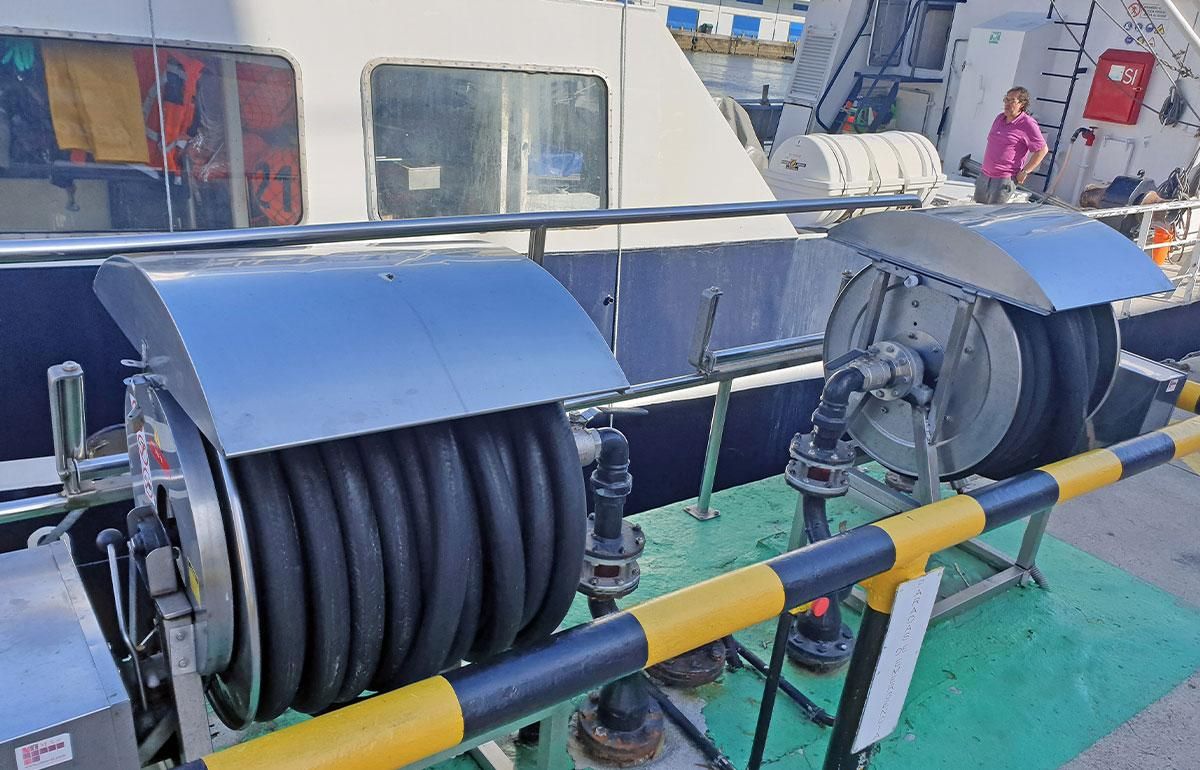 Mangueras de repostaje en la estación del puerto del Berbés