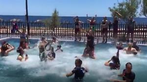 ¡A la piscina! Así celebra el Barça Femenino el campeonato de liga