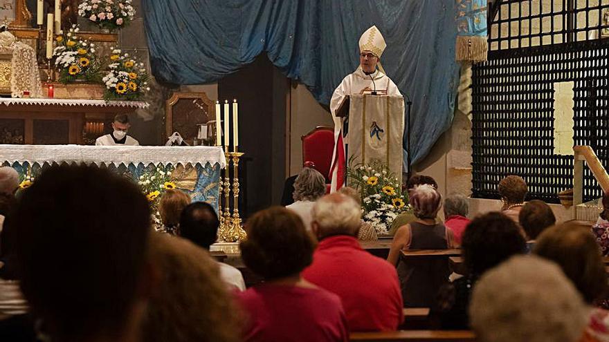 El obispo de zamora durante la eucaristía de las 12.