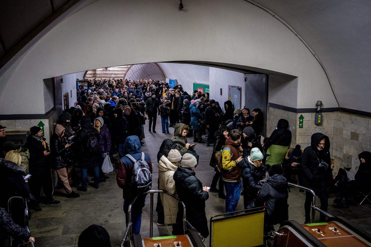 Los residentes se refugian en una estación de metro durante una alarma de ataque aéreo en la capital ucraniana de Kiev el 10 de febrero de 2023, en medio de la invasión rusa de Ucrania.