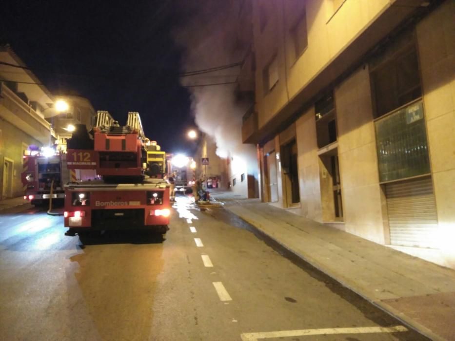 Los efectivos han evitado que el incendio afectara a otros dos vehículos que estaban junto al siniestrado