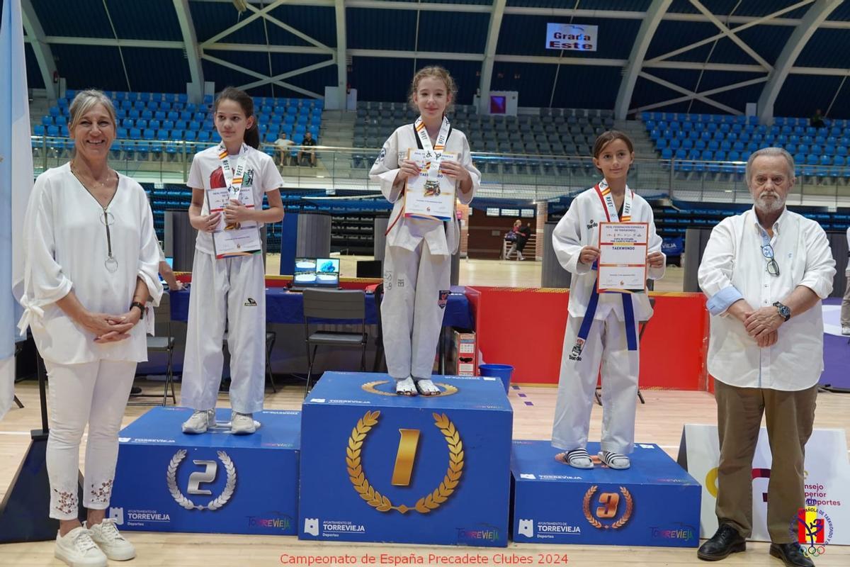 La joven de Burjassot en lo alto del podio tras la competición.